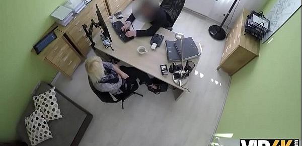  VIP4K. Blondes Fraulein hat Sex fur Bargeld mit hubschen Kredit-Agent